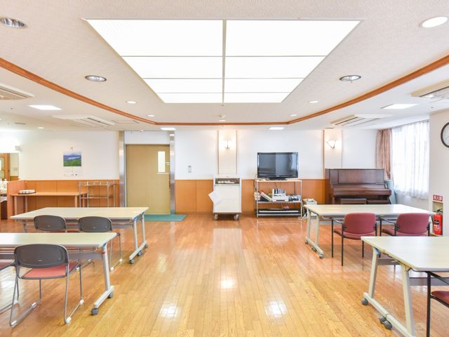 広々とした共有ラウンジ 共有スペース 明るくゆったりとした空間の共用ラウンジです。テレビやピアノもあり、リラックスした時間を過ごせます。