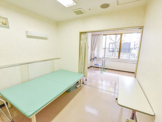 機能訓練室の清潔感ある空間