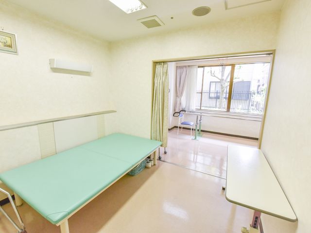 機能訓練室の清潔感ある空間