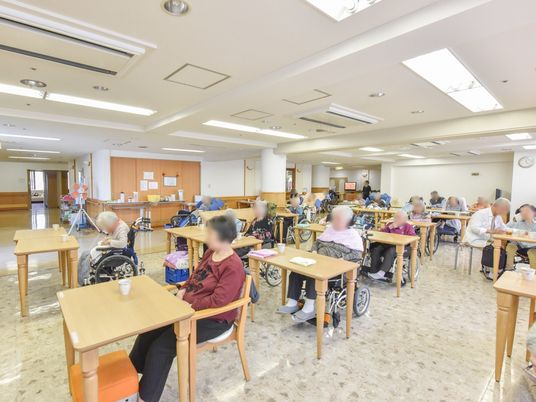 広々とした明るい食堂