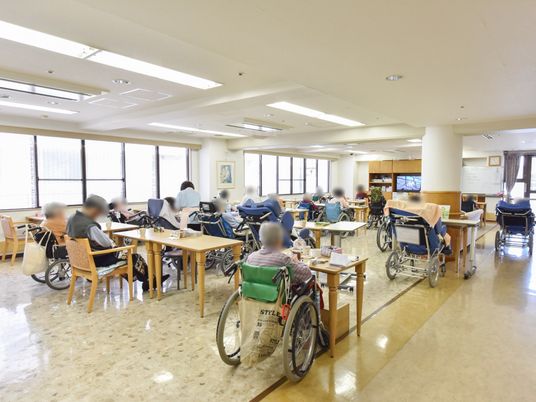 広々とした明るい食堂