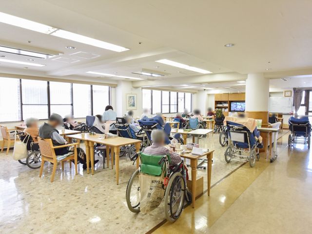 広々とした明るい食堂 食堂 個々の生活スタイルに合わせた配慮が感じられる食堂です。各テーブルには車椅子の方々がゆったりとくつろげるようスペースがあります。