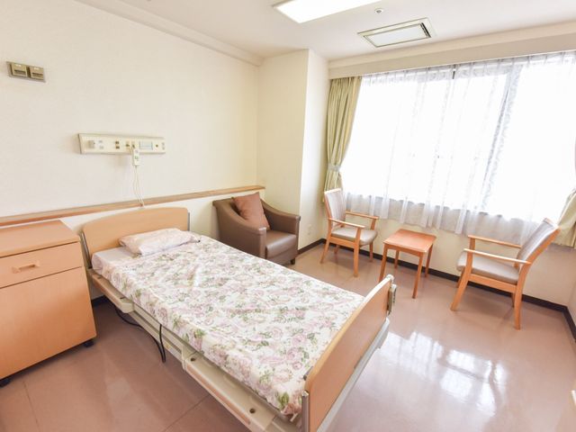 ゆったりとした明るい居室 居室 ゆとりある空間の居室で、日々の生活に安らぎを提供しています。余裕の座席配置で、訪問者との対話も快適です。