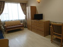 明るい居室の様子