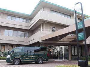 ケア施設の外観と車両