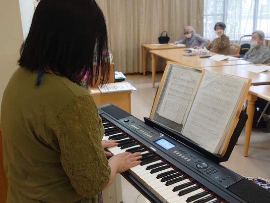 ピアノ演奏する人の背中