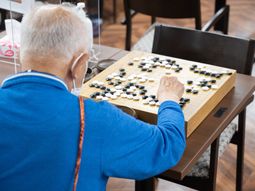 将棋を指す高齢者