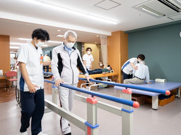 歩行訓練をする人々