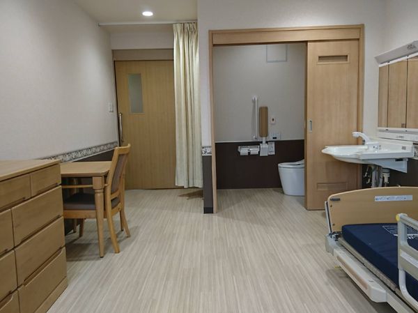 明るい居室の様子