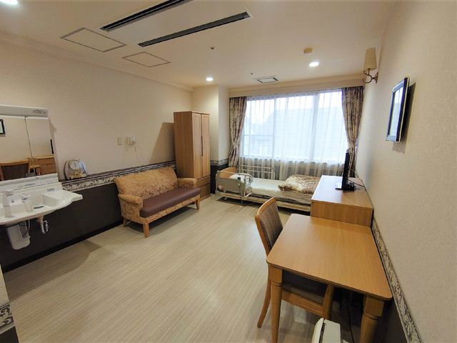 快適な居室の光景 個室 ゆったりとしたソファやベッドが備わり、暖かみのある居室です。清潔感溢れる空間が心地よい環境を提供しています。