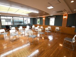 椅子が並ぶ広々とした空間