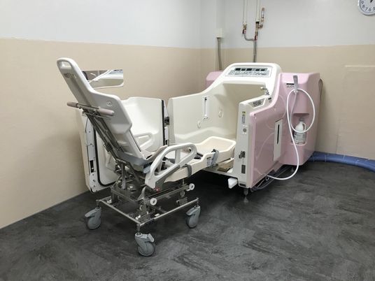 清潔な設備の浴室