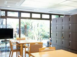 明るいリビングの風景