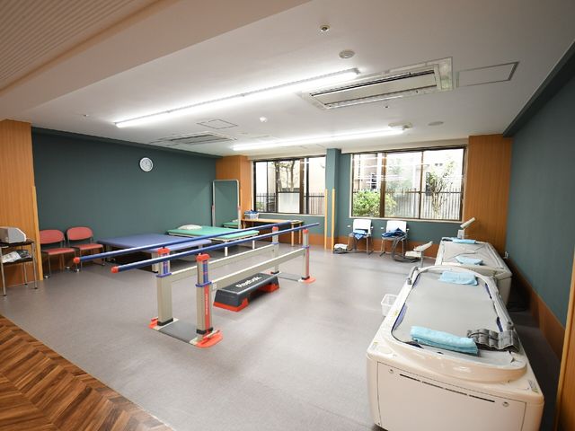 広々機能訓練室 リハ室 充実した設備が揃う明るい訓練室です。多様なサポートを提供しています。
