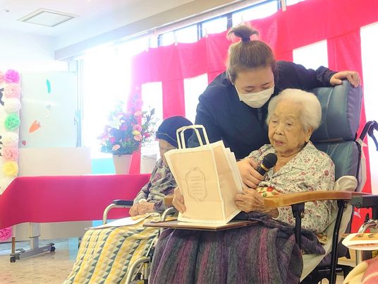 介助と会話する利用者