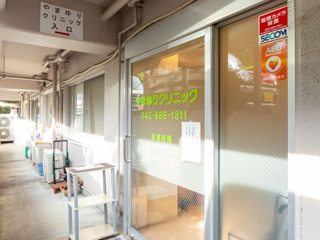 居室のガラスドア 内観 明るく清潔感のある居室には、ガラスドアが設えられ、外光が差し込む様子がうかがえます。