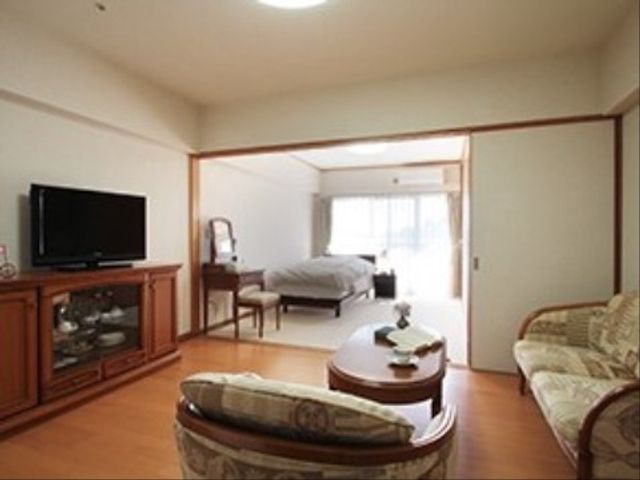 快適な居室 居室 ゆったりした居室の様子が伺えます。快適に過ごせるよう配慮された家具や明るい窓の配置が特徴です。