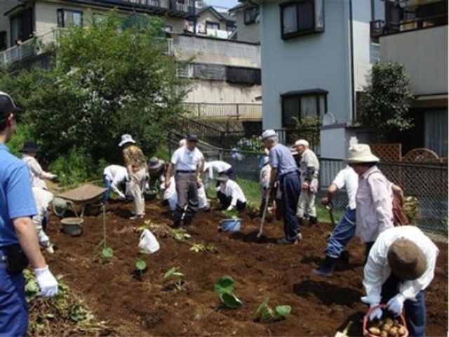 園芸活動を楽しむ人々 レクリエーション 広々とした庭で、利用者が園芸活動を楽しまれています。手入れの行き届いた緑豊かな環境でのお仕事はいかがでしょうか。