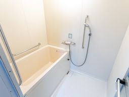 安全な手すり付き浴室