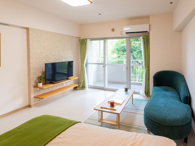 和やかな居室 居室 日当たりの良い居室です。床上げ式のベッドやテレビも完備し、快適な一人暮らしをサポートします。