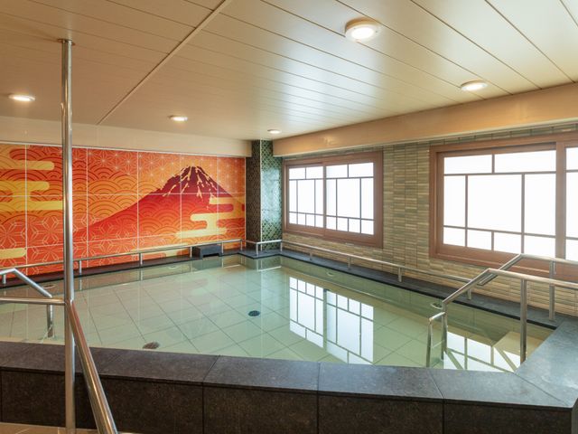 和風浴室の優雅な空間 浴室 広々とした和風の壁画が印象的な浴室です。ゆったりとした気持ちで、入居者様がくつろげる設計となっています。