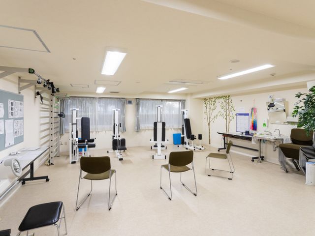 明るい機能訓練室 機能訓練室 清潔感のある機能訓練室です。訓練器具が整った、広々とした空間でご自身のペースで体を動かせます。