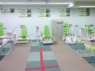 トレーニング機器が並ぶ部屋