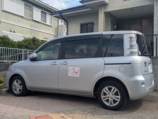 送迎車が停まる外観  