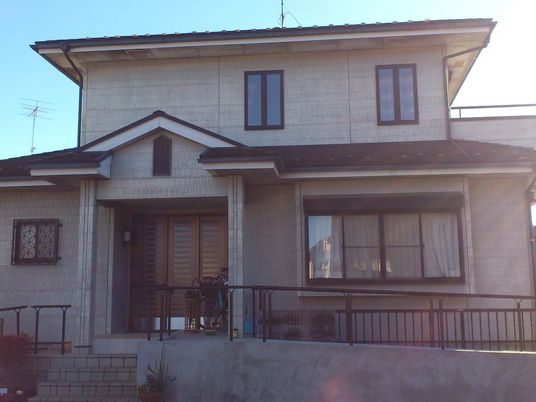明るい外観の建物  