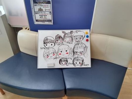 掲示物のある待合ソファ  