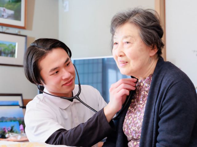 人々の触れ合いの場 スタッフイメージ 穏やかな笑顔で寄り添うスタッフが魅力です。安心して働ける環境を感じられる光景です。