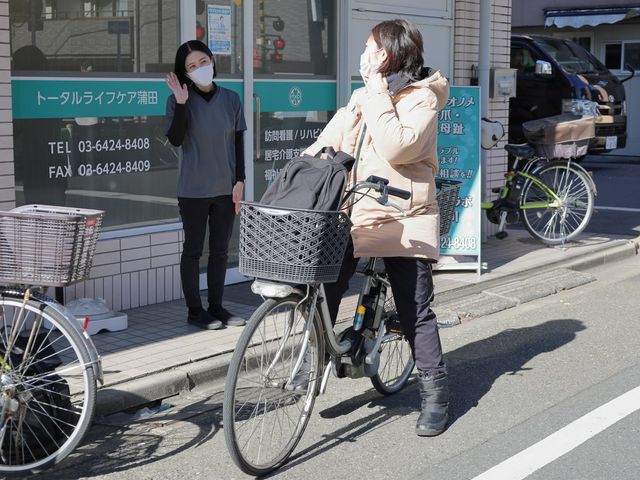 自転車の様子を共有する場面 フロント 自転車を使った通勤や訪問に便利な立地です。フロントは明るく開放的で、来訪者を温かく迎えます。