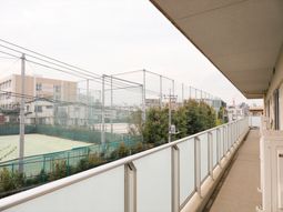 広々とした明るいバルコニー