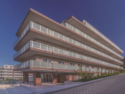 ゆとりのある建物のエントランス