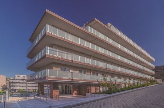広々とした建物の外観