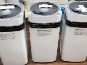 空気清浄機が並ぶ室内  