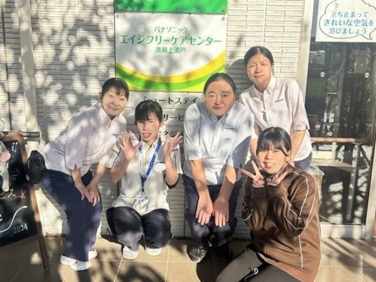 職員が並ぶ玄関前  