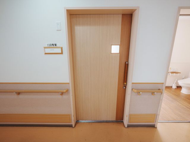 居室の出入口 居室 居室の扉は、手すり付きで安全に配慮されています。隣のトイレも近く、便利な動線です。