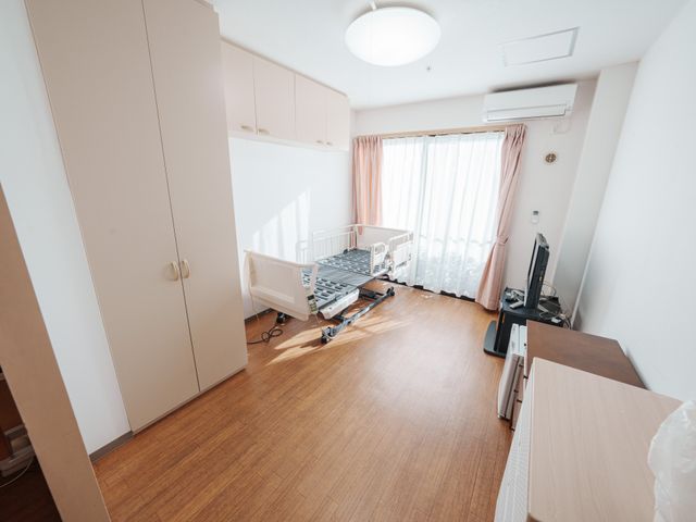 明るい居室 居室 自然光がたっぷり入る明るい居室です。収納スペースも確保され、快適に過ごせます。