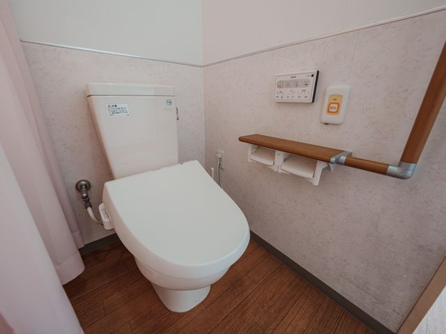 手すり付きトイレ トイレ 手すりの設置された設備です。安心して利用することができます。