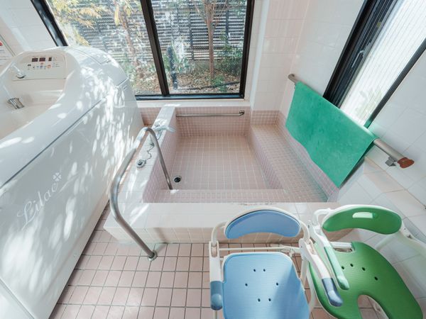自然光が差し込む浴室