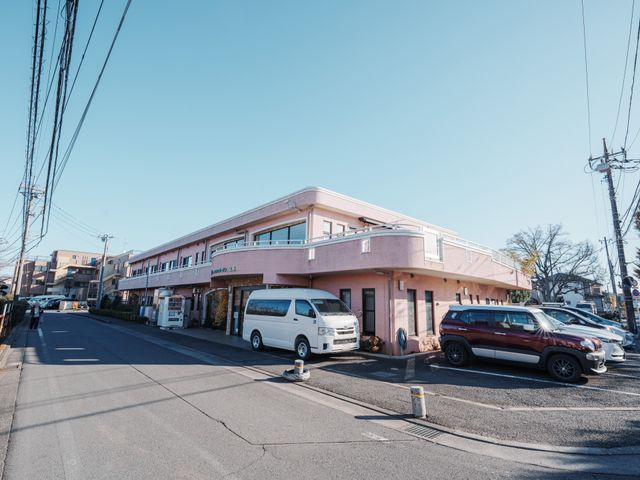 モダンな建物の外観 外観 広い駐車場が備わったモダンな建物です。快適な就業環境の一端が感じられます。