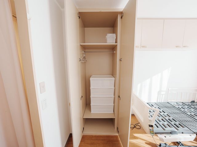 広々とした居室 居室 広々とした居室には、収納スペースが豊富に設けられており、快適にお過ごしいただけます。