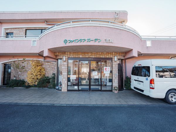 緑に囲まれたエントランス