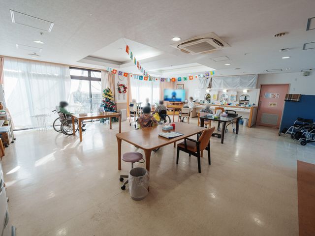 明るい共有スペース 内観 広々とした明るい室内で、複数の方が穏やかに過ごせる空間です。自然光が心地よく差し込んできます。