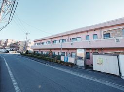 ピンク色の建物外観