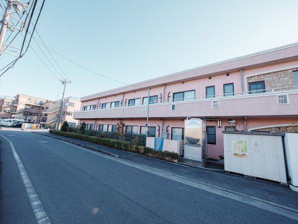 ピンク色の建物外観