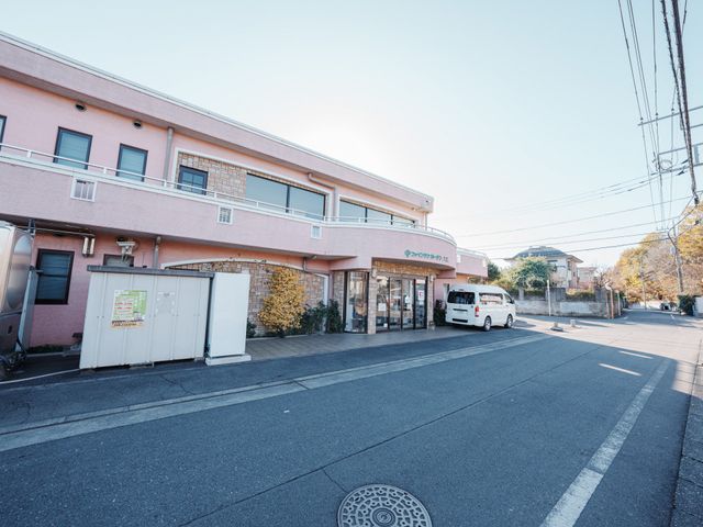 ピンクの建物外観 外観 清潔感のあるピンクの外壁が特徴的な建物です。これから働く環境として親しみやすさを感じられます。