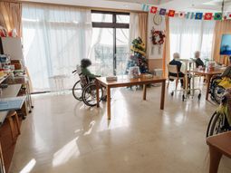 自然光の広々としたラウンジ