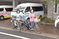 自転車を持つスタッフ
